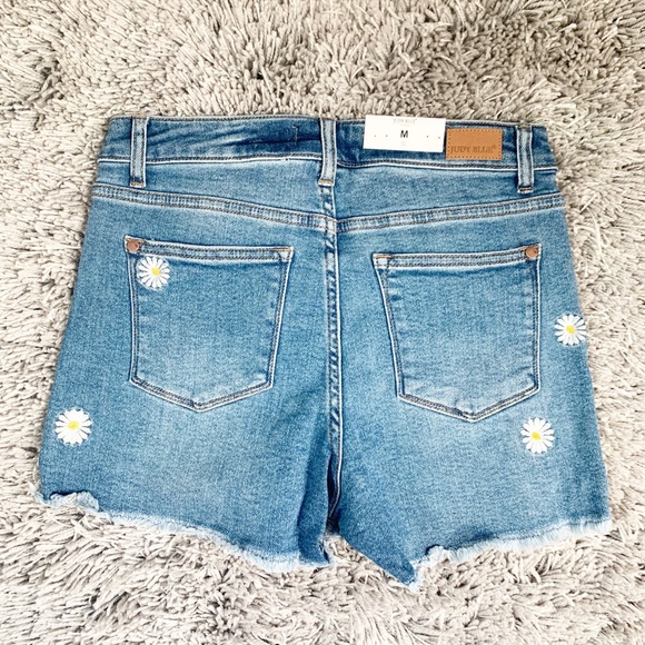 NWT Judy Blue Daisy Cutoff Shorts - Picture 5 of 7